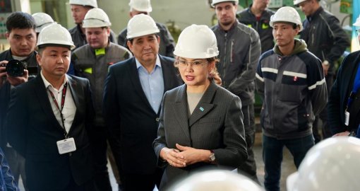 Человек труда, безопасность и справедливость: Аида Балаева встретилась с заводчанами в Уральске