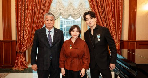 Димаш Кудайберген и Самал Еслямова удостоены наград ТЮРКСОЙ