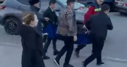 В Атырау школьницу после нападения перевели из реанимации в хирургию