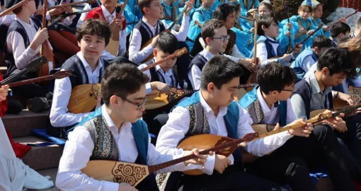 В Алматы установлен новый национальный рекорд: 11 500 школьников исполнили кюй на домбре