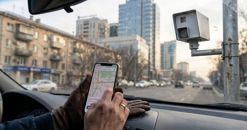 Смартфон за рулем: какой за это штраф, напомнили водителям в Казахстане