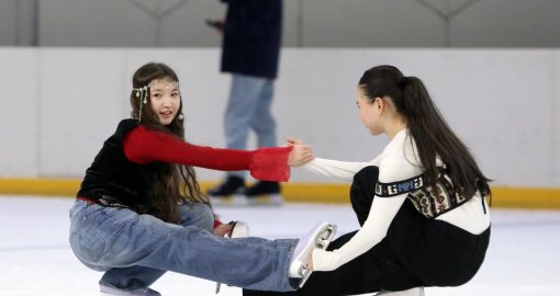 В Алматы прошло массовое катание на льду в национальных костюмах