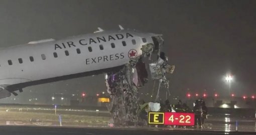 Самолет столкнулся с пожарной машиной во время посадки в Нью-Йорке