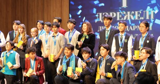 «Я сама была на вашем месте»: Министр просвещения до часа ночи лично подписывала дипломы победителям олимпиады «Дарын»