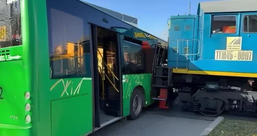 Поезд и автобус столкнулись на железнодорожном переезде в Алматинской области - есть пострадавшие