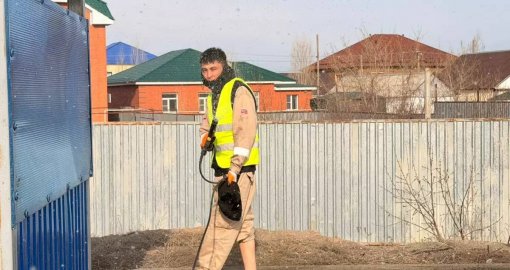 «Я не в том настроении»: Qarakesek убирает мусор и моет остановку