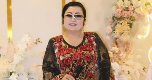 Макпал Жунисова растрогала поклонников щедрым подарком для 90-летней именинницы