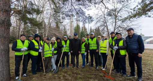 «Таза Қазақстан»: Жители Усть-Каменогорска и волонтеры вышли на общегородской субботник