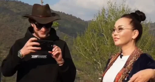 Американский блогер в шоке: как Баян Алагузова встретила гостя у себя дома