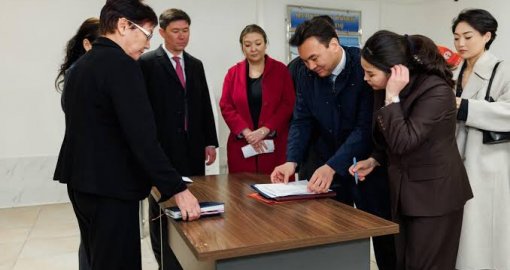 «Куда надо звонить?» – казахстанцы хотят вступить в партию «Әділет»