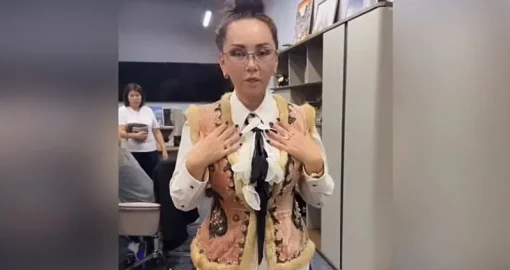 «50 лет никому не был нужен!». Баян Алагузова объяснила, откуда у неё культовый камзол