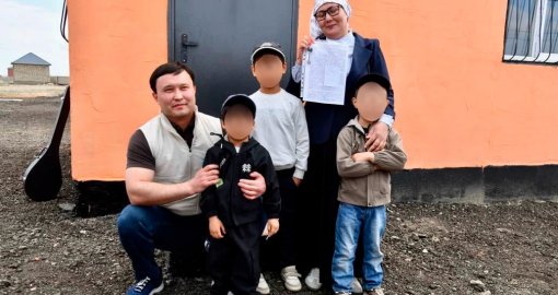 Депутат из Атырау подарил жильё четырём нуждающимся семьям