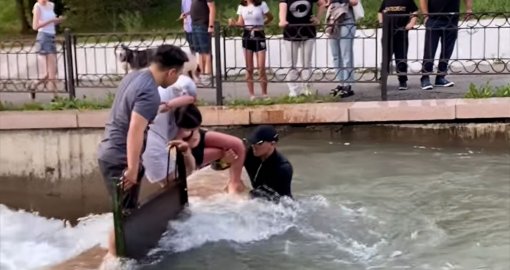 «Из воды торчали только детские руки»: в Алматы тренер во время пробежки спас тонущую девочку
