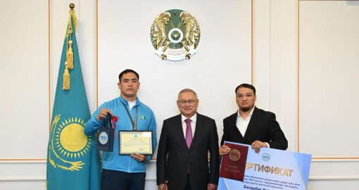 Бейбит Исабаев вручил квартиру призёру Сурдлимпийских игр Рамазану Абдрасилу