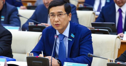 «30 лет учителя были «массовкой»: Аймагамбетов выступил против подчинения школ акиматам