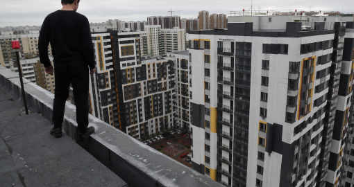 Парня, пытавшегося спрыгнуть с крыши дома, где погибли трое детей, арестовали