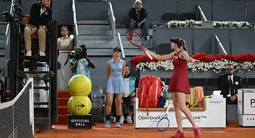 «Вы издеваетесь?!». Рыбакина устроила разборки прямо во время матча