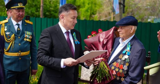 «Никто не забыт»: в ВКО поздравили ветеранов и тружеников тыла и вручили письмо Президента
