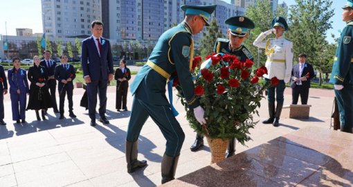 Государственный советник возложил цветы к памятнику Бауыржана Момышұлы