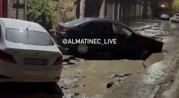 В Алматы объяснили причины провала асфальта и пообещали компенсации