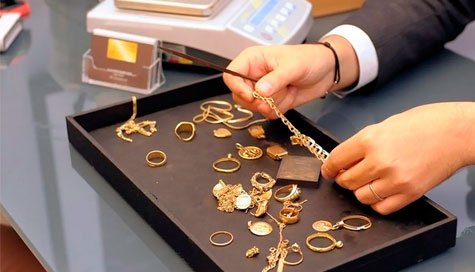 Золото на Новый год: казахстанцы массово несут ценности в ломбарды