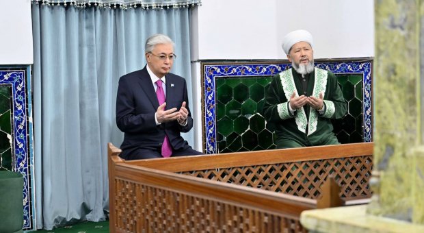 Президент посетил мавзолей Ходжи Ахмеда Яссауи в Туркестане