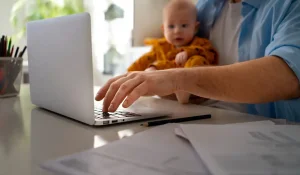 В Казахстане отцам могут засчитывать в трудовой стаж период ухода за ребёнком