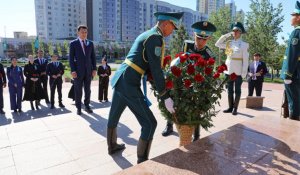 Государственный советник возложил цветы к памятнику Бауыржана Момышұлы